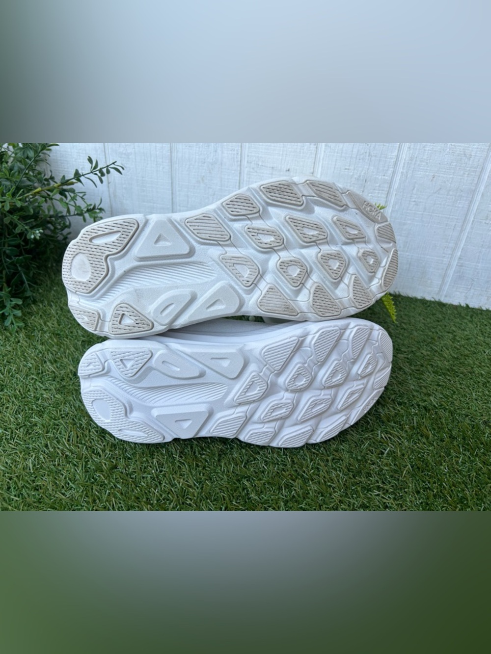 HOKA Clifton 9 EVERYDAY RUNNING women Shoes
size 7.5 White / White gently used - Picture 16 of 16